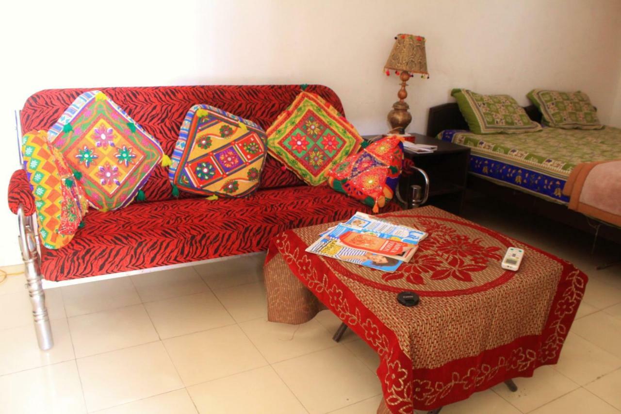 Nadya Homestay For Female & Family ジャイプール エクステリア 写真
